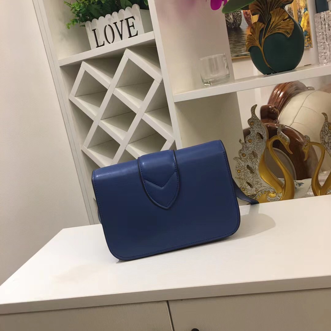 2021 Hasp womens handbag high quality Shoulder Bags black 23cm flip purse handBags real leather Fashion Bag Plain Letter purses, Make up the difference
2021 Hasp womens handbag high quality Shoulder Bags black 23cm flip purse handBags real leather Fashion Bag Plain Letter purses, Make up the difference