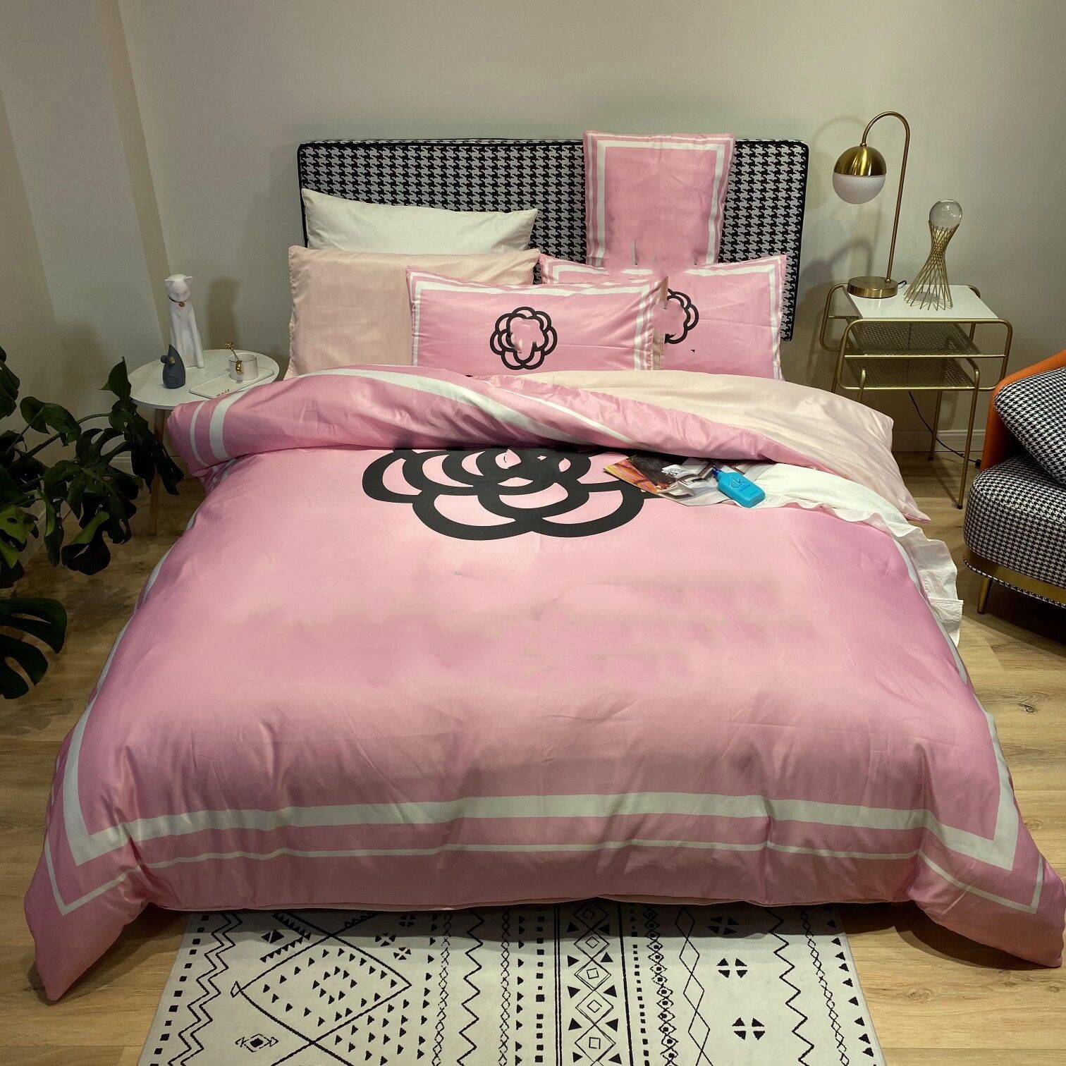 Fashion floral Printed designer bedding sets pink size duvet cover high quality King bed sheet pillowcases comforter set
Fashion floral Printed designer bedding sets pink size duvet cover high quality King bed sheet pillowcases comforter set