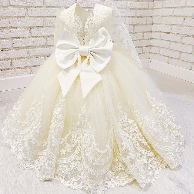 2021 Ivory Lace Flower Girl Dresses Ball Gown Long Sleeves Vintage Lilttle Kids Birthday Pageant Weddding Gowns