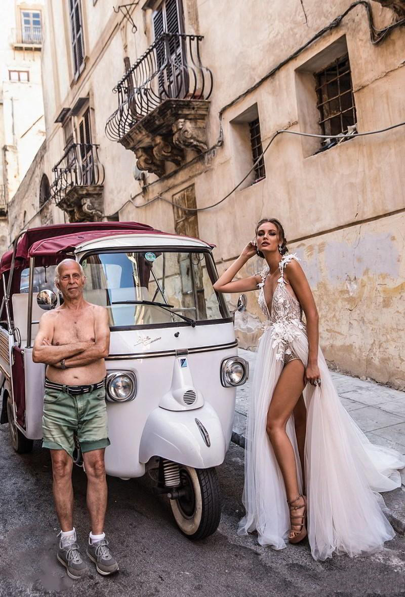 Backless Sexy Bohemian Boho Berta Dresses Lace D Appliqued A E Deep V Neck Beach Bridal Gown Tulle Split Side Wedding Dress