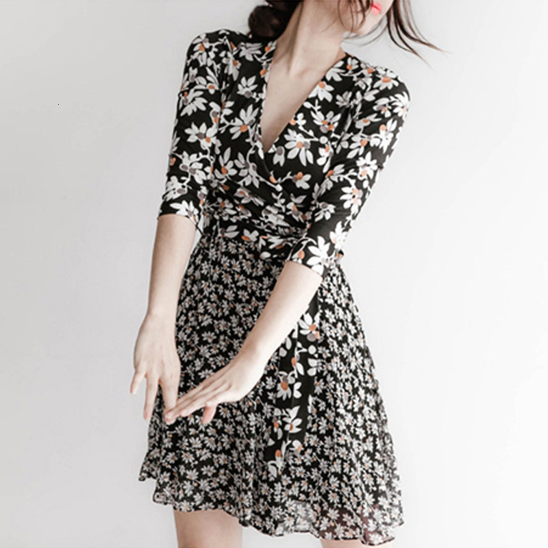 Dress 2021 Spring and Summer Daisy Chiffon Patchwork Wrap with Floral Print, White;black
Dress 2021 Spring and Summer Daisy Chiffon Patchwork Wrap with Floral Print, White;black