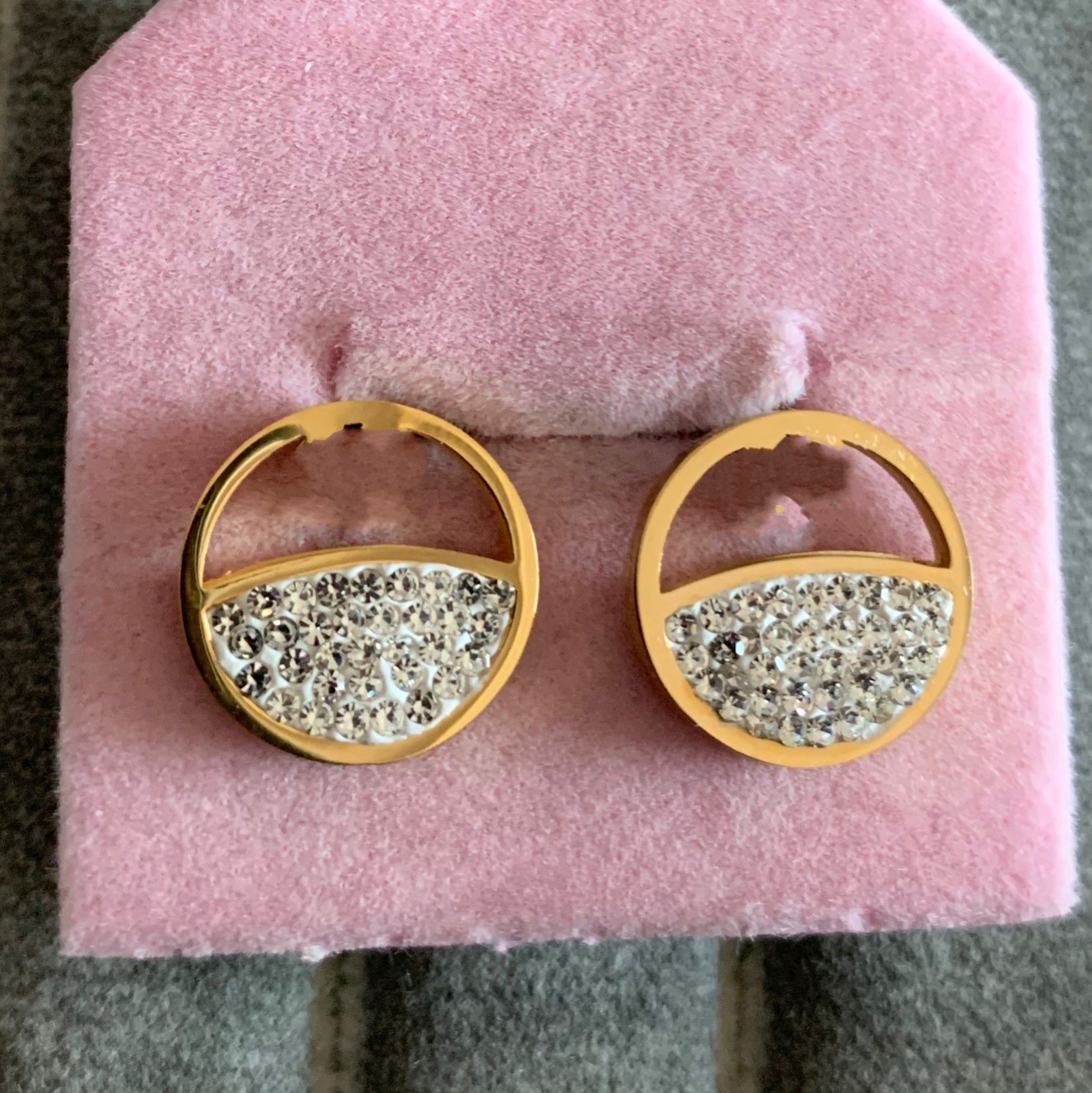 Never fade boys girls punk stud 316L Titanium steel gold silver rose letter diamond Earring Women men boy Earrings Jewelry wholesale, Golden;silver
Never fade boys girls punk stud 316L Titanium steel gold silver rose letter diamond Earring Women men boy Earrings Jewelry wholesale, Golden;silver
