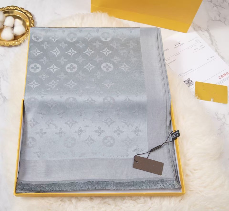 2021 Silk Scarf Designer silken scarves High quality Shawl Scarfs Women Fashion scarveluxury 180*70cm
2021 Silk Scarf Designer silken scarves High quality Shawl Scarfs Women Fashion scarveluxury 180*70cm