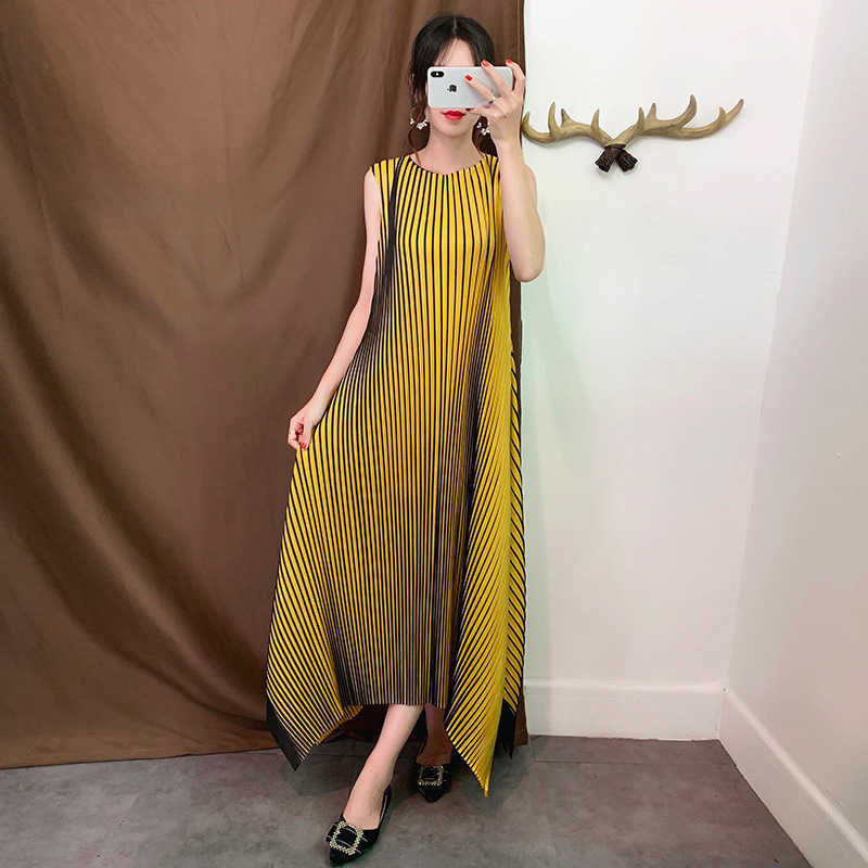 Loose Plus Size Pleated O Neck A Line Sleeveless Bottom Ankle-Length Dresses for Women Elegant Retro Temperament Dress 210615, Gray
Loose Plus Size Pleated O Neck A Line Sleeveless Bottom Ankle-Length Dresses for Women Elegant Retro Temperament Dress 210615, Gray