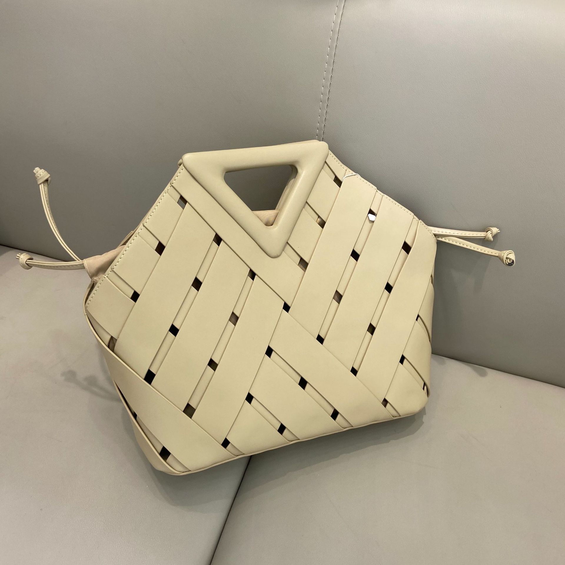 Fashion Genuine Leather Top Handle Bag Point Handbags Woven Totes with Detachable Interior Drawstring Pouch Magnetic Closure, Black
Fashion Genuine Leather Top Handle Bag Point Handbags Woven Totes with Detachable Interior Drawstring Pouch Magnetic Closure, Black