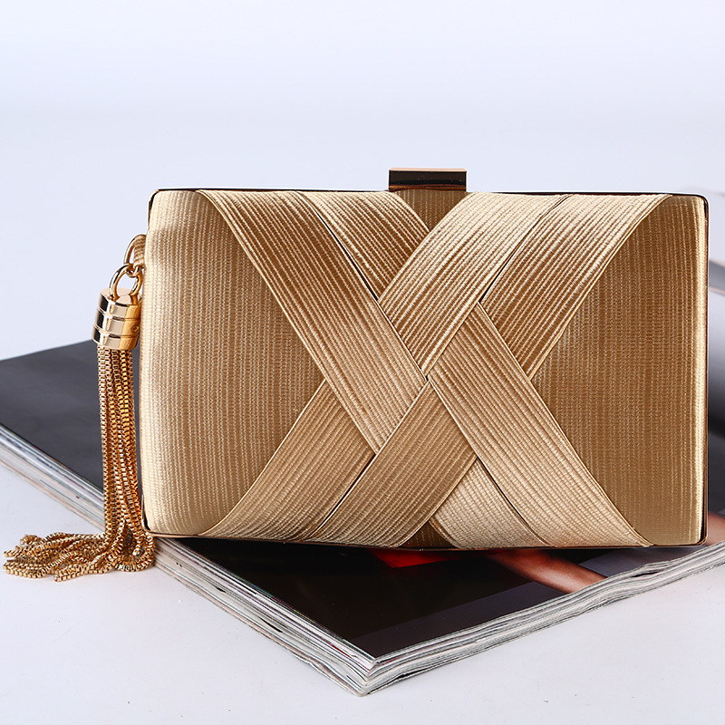 Dinner Bag New Handmade Tassel Pendant Evening Bag Large Capacity Dress Bag Silk Clutch
Dinner Bag New Handmade Tassel Pendant Evening Bag Large Capacity Dress Bag Silk Clutch