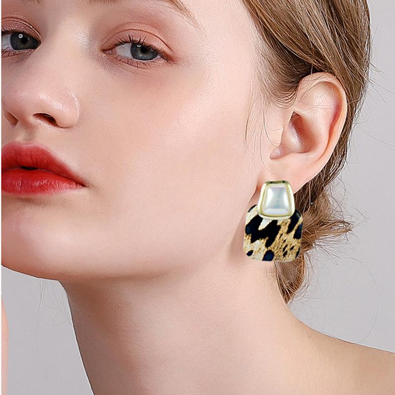Hoop & Huggie Japan And South Korea Leather Leopard Print Geometric Square Bright Pearl Earrings Women's Versatile Ins Wind Net Red
Hoop & Huggie Japan And South Korea Leather Leopard Print Geometric Square Bright Pearl Earrings Women's Versatile Ins Wind Net Red