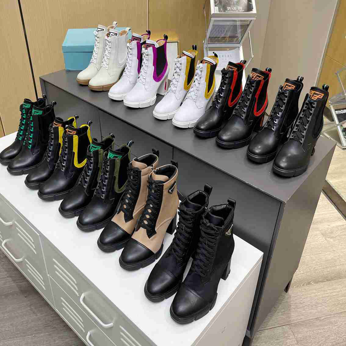 Martin short boots Christmas present 100% cowhide Belt buckle Metal women Shoes Thick heels Leather designer High heeled Fashion Diamond Lady boot 40-41 us4-us10
Martin short boots Christmas present 100% cowhide Belt buckle Metal women Shoes Thick heels Leather designer High heeled Fashion Diamond Lady boot 40-41 us4-us10