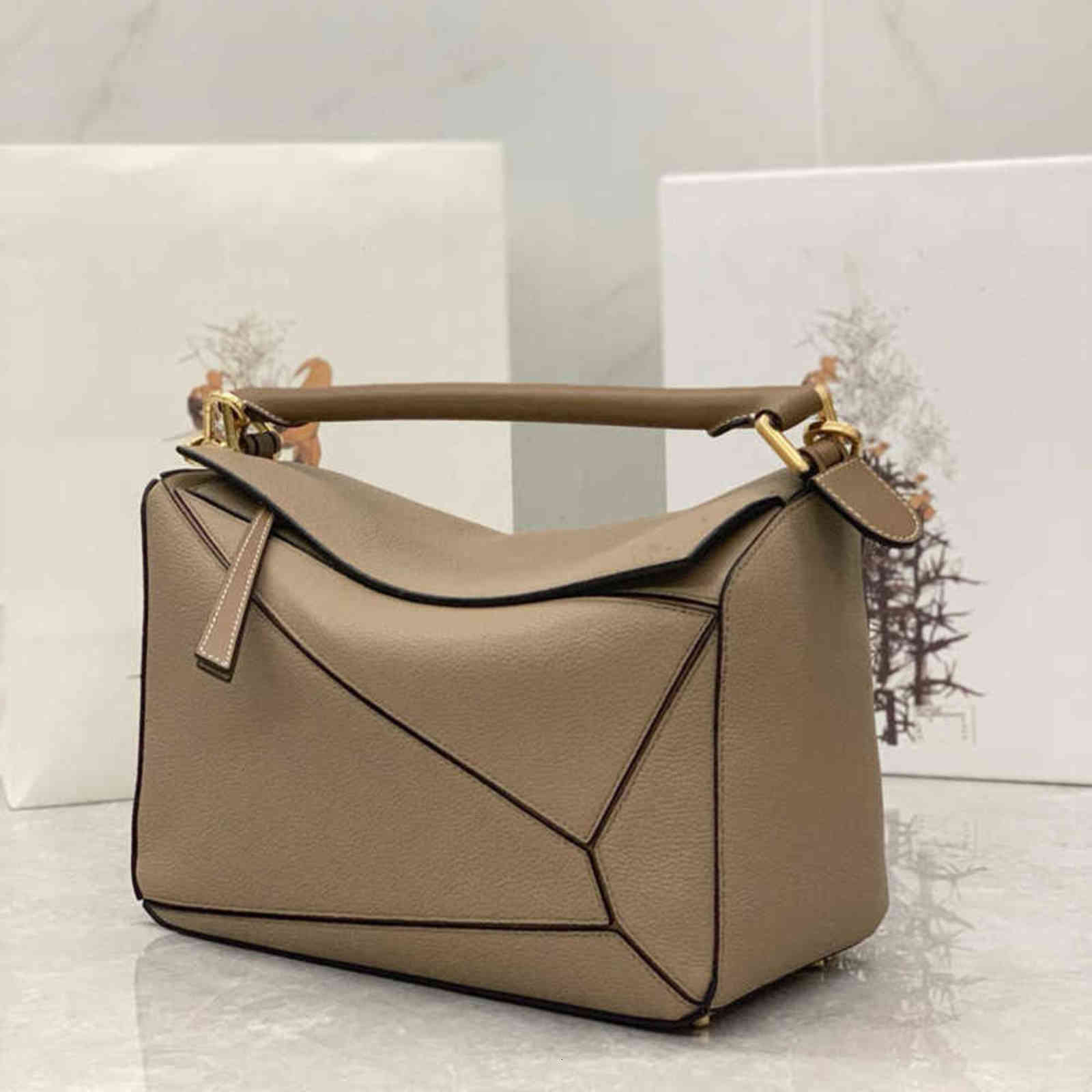 7A+Designers Adopt bag imported bead calfskin Unique tailoring is used fashion bags 160990 Match plain grain splicing The whole package
7A+Designers Adopt bag imported bead calfskin Unique tailoring is used fashion bags 160990 Match plain grain splicing The whole package