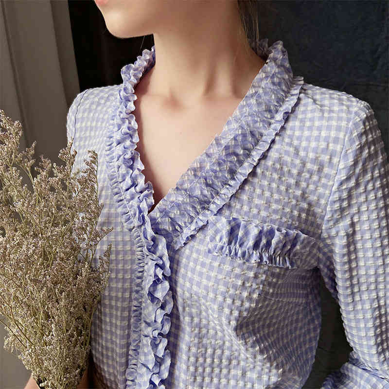 Dabuwawa Sweet Plaid Ruched Women Blouse V-Neck Long Sleeves Ruffle Top Elegant Casual High Street Shirt Office Lady DO1AST051 210520