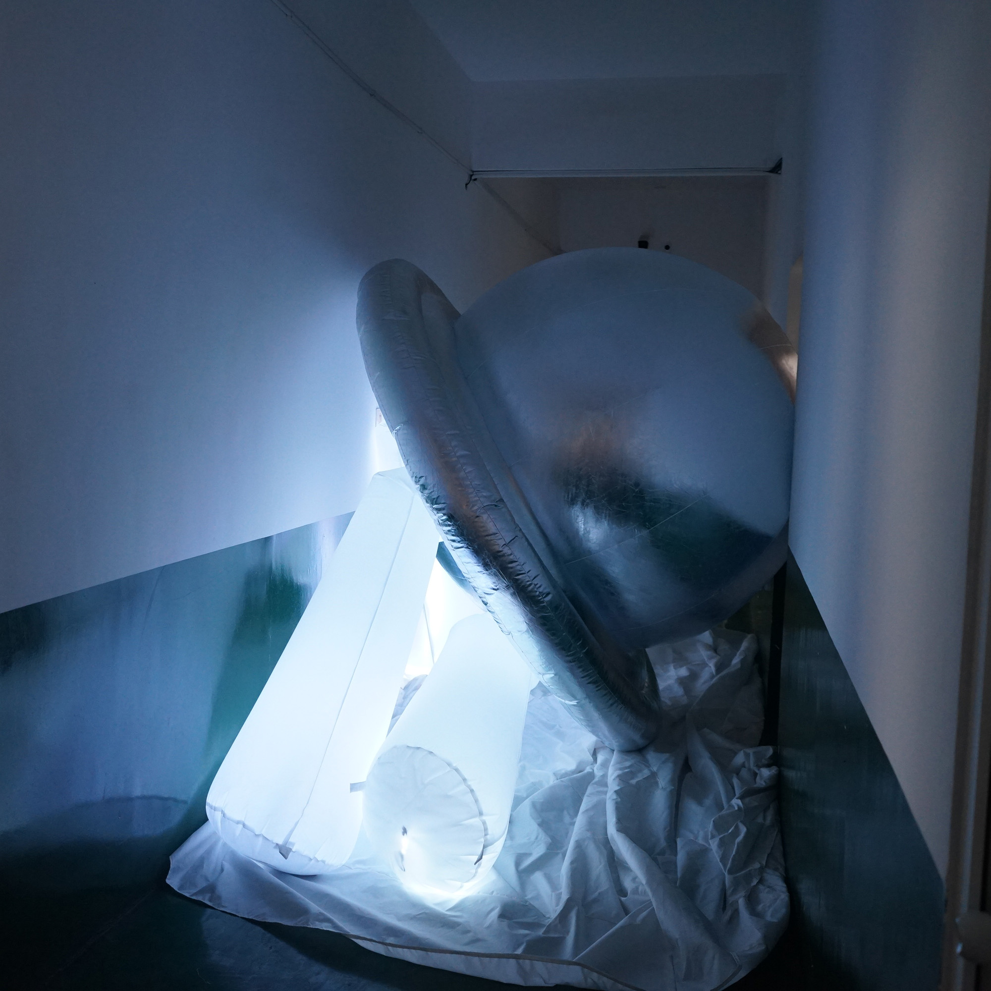 4.5m Tall Amazing Giant Inflatable UFO Balloon Model Silve Flying Saucer Dome With LED Light For Nightclub Party And Concert Stage Decoration