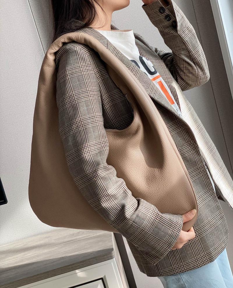 Duffel Bags Pre-sale High Quality 2022 Lychee Grain Leather Large Lady Huge Shoulder Bag Underarm Half Moon, Black
Duffel Bags Pre-sale High Quality 2022 Lychee Grain Leather Large Lady Huge Shoulder Bag Underarm Half Moon, Black