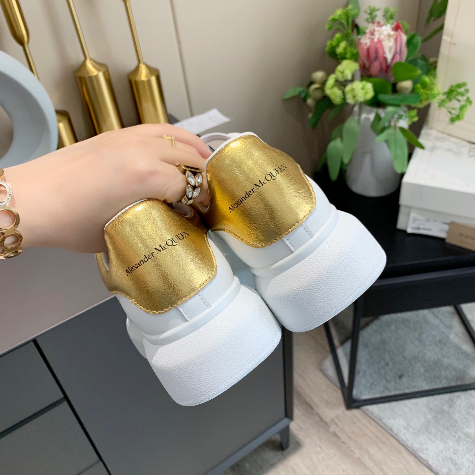 With box Designer white Black Mc shoes Queens classic suede velvet leather women womens flats platform oversized men mens espadrille flat so
With box Designer white Black Mc shoes Queens classic suede velvet leather women womens flats platform oversized men mens espadrille flat so