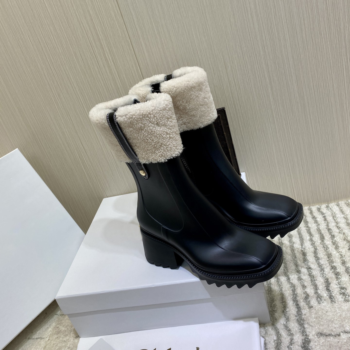 2021 Women Betty PVC RainBoots Fashions Rubber thick soled half Boot Top temperament Ladies platform heel Fashion Boots with box size 35-40
2021 Women Betty PVC RainBoots Fashions Rubber thick soled half Boot Top temperament Ladies platform heel Fashion Boots with box size 35-40