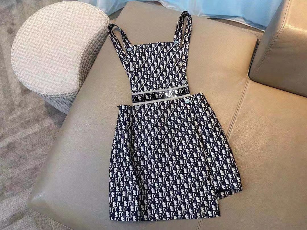 2021 summer ladies' presbyopia letter jacquard suspender dress with T-shirt is very fashionable and makes the skin look white
2021 summer ladies' presbyopia letter jacquard suspender dress with T-shirt is very fashionable and makes the skin look white