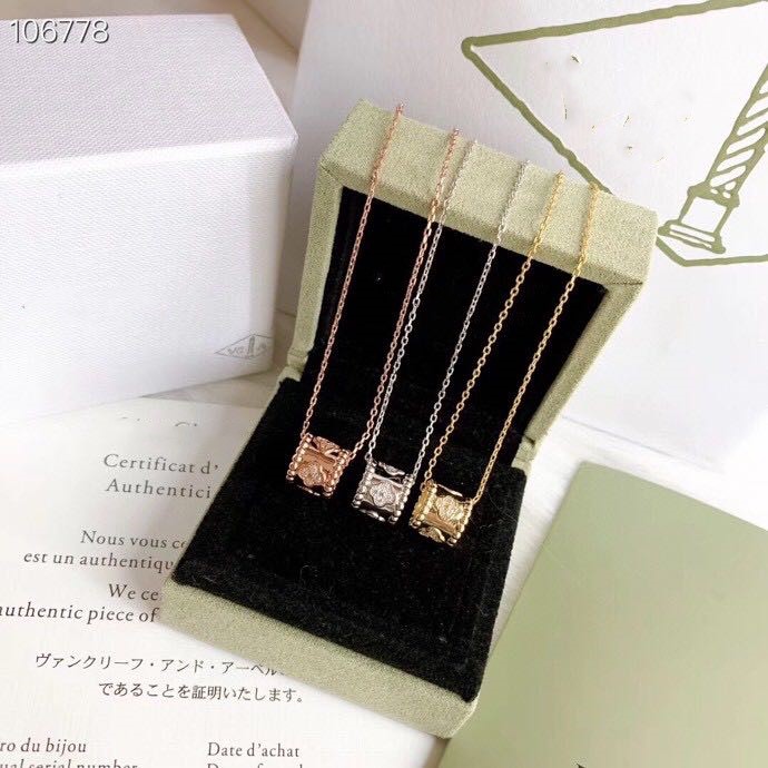 Vintage Brand Designer S925 Sterling Silver Pendant Crystal Four Leaf Clower Flower Round Cylinder Charm Necklace
Vintage Brand Designer S925 Sterling Silver Pendant Crystal Four Leaf Clower Flower Round Cylinder Charm Necklace