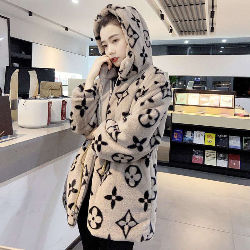 Designer2020 new mink fur hooded loose thickened coat women's fashion in autumn and winterBalencaiga, The design and color is thickened with
Designer2020 new mink fur hooded loose thickened coat women's fashion in autumn and winterBalencaiga, The design and color is thickened with