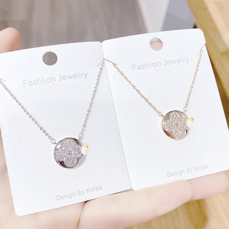 Pendant Necklaces Clover Necklace Female Korean Style Student Simple Clavicle Chain Zircon Fashion Ornament
Pendant Necklaces Clover Necklace Female Korean Style Student Simple Clavicle Chain Zircon Fashion Ornament