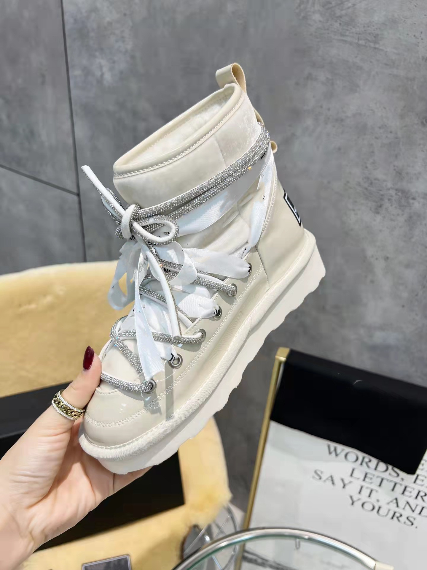 2021 Designer Women Boots Snow Leather Laureate Flat Casual Shoes Soft Winter Warm Girls Sheepskin White Black Shoe Plush Fur Half Ankle Boot, Box
2021 Designer Women Boots Snow Leather Laureate Flat Casual Shoes Soft Winter Warm Girls Sheepskin White Black Shoe Plush Fur Half Ankle Boot, Box