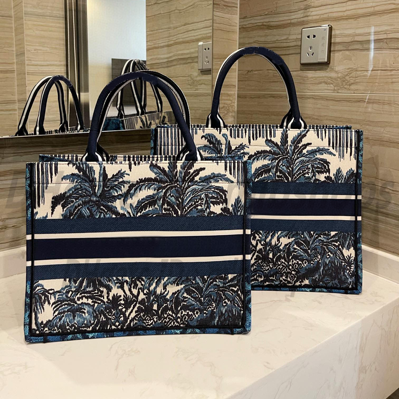 Luxurys designers D Top Quality Fashion womens Shoulder Bags Handbags wallet Clutch embroidered big shopping Bag Totes CrossBody 2021 Handba
Luxurys designers D Top Quality Fashion womens Shoulder Bags Handbags wallet Clutch embroidered big shopping Bag Totes CrossBody 2021 Handba