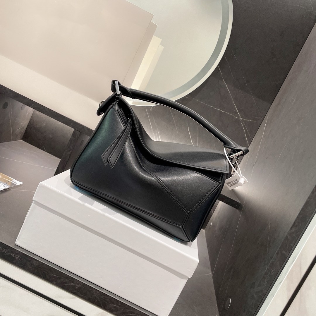 2021 Geometric stitching classic shoulder bag Small handbag in soft black leather wide strap handleunisex Purse 24*15*10cm
2021 Geometric stitching classic shoulder bag Small handbag in soft black leather wide strap handleunisex Purse 24*15*10cm