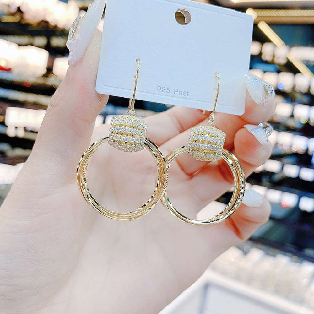 2021 new fashion high-end geometric Circle Earrings super flash 925 sier needle Korean temperament net red ring earrings, Silver
2021 new fashion high-end geometric Circle Earrings super flash 925 sier needle Korean temperament net red ring earrings, Silver