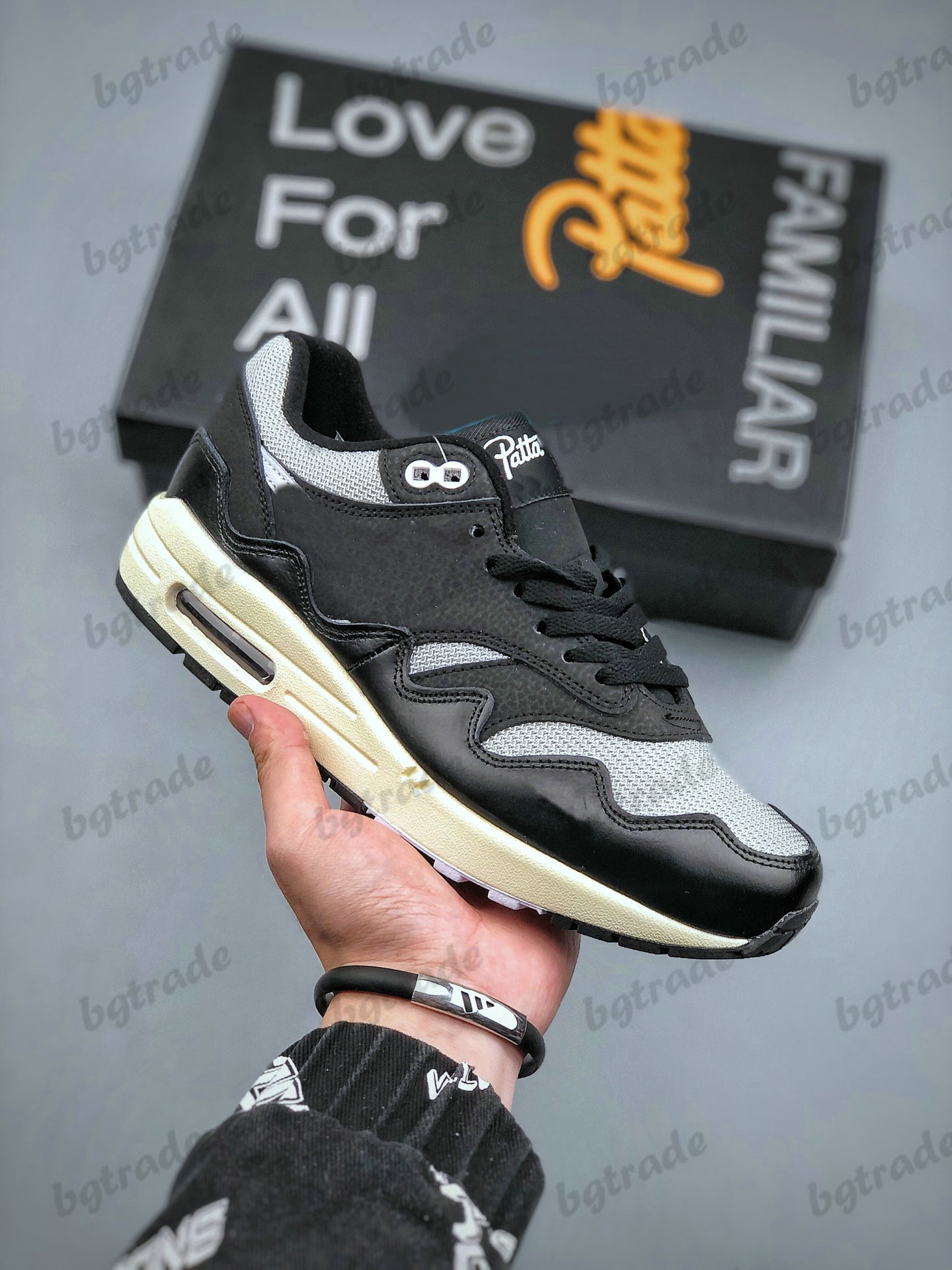 The Wave Patta x 1 Noise Aqua Designer Sports Shoes Metallic Silver 87 Monarch Aqua Pure Platinum Men Womens Trainer Sneakers
The Wave Patta x 1 Noise Aqua Designer Sports Shoes Metallic Silver 87 Monarch Aqua Pure Platinum Men Womens Trainer Sneakers