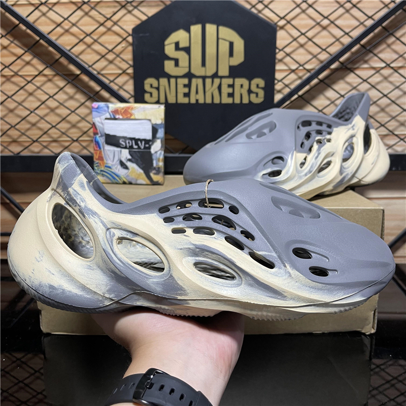 Top Quality Kanye Foam Runner West Men Women Designer Sandals Slides Slippers Massage Slide Moon Grey Mineral Blue Summer Beach Flat Luxury, Black
Top Quality Kanye Foam Runner West Men Women Designer Sandals Slides Slippers Massage Slide Moon Grey Mineral Blue Summer Beach Flat Luxury, Black