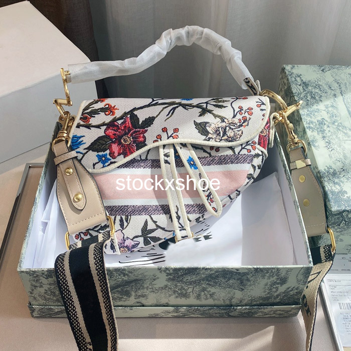 21SS Good Lucky Luxurys Designers Shoulder Bags Women Saddle bag Crossbody Lady Purse Messenger 25x7x20 With Box
21SS Good Lucky Luxurys Designers Shoulder Bags Women Saddle bag Crossbody Lady Purse Messenger 25x7x20 With Box