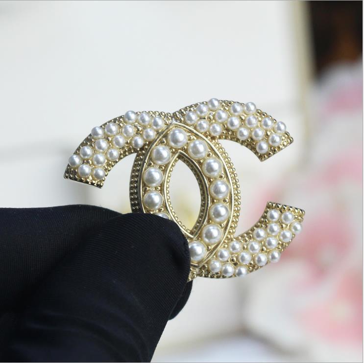 Large and small pearl inlaid letter Brooch fashion versatile suit coat sweater accessories
Large and small pearl inlaid letter Brooch fashion versatile suit coat sweater accessories