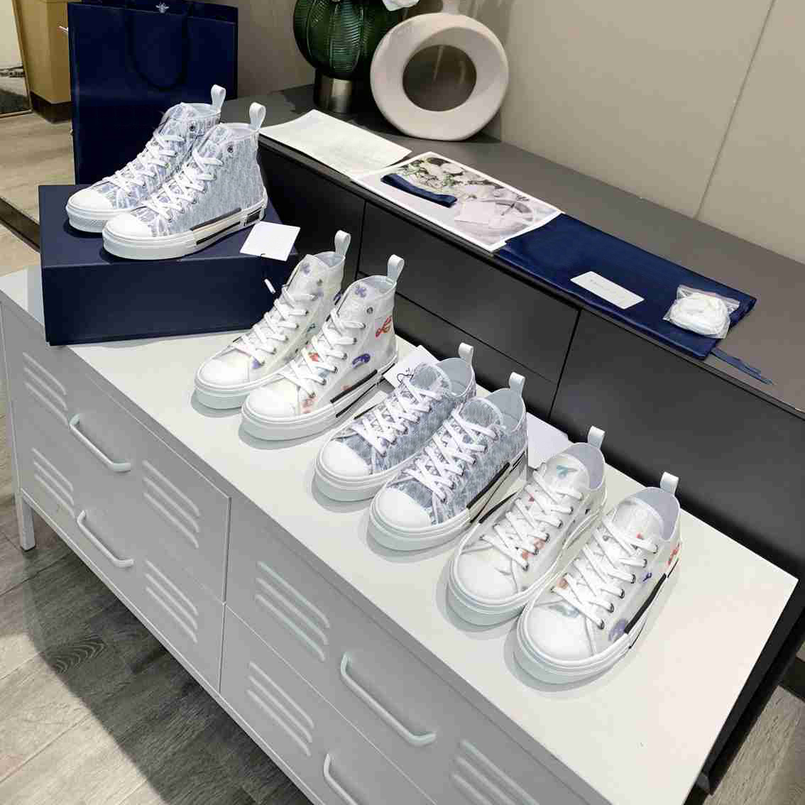 Designer shoes B23 sneakers men women canvas shoe limited edition sports customs printed casual fashion versatile high low Trainers TOP quality, 33
Designer shoes B23 sneakers men women canvas shoe limited edition sports customs printed casual fashion versatile high low Trainers TOP quality, 33