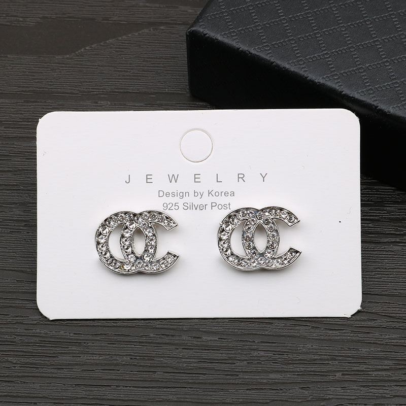 Lots Style18K Gold Plated Stud Brand Designer Simple New Women Luxury Crystal Rhinestone Metal Gold Double Letter Earrings for Girls Lovers Jewelry Wholesale
Lots Style18K Gold Plated Stud Brand Designer Simple New Women Luxury Crystal Rhinestone Metal Gold Double Letter Earrings for Girls Lovers Jewelry Wholesale
