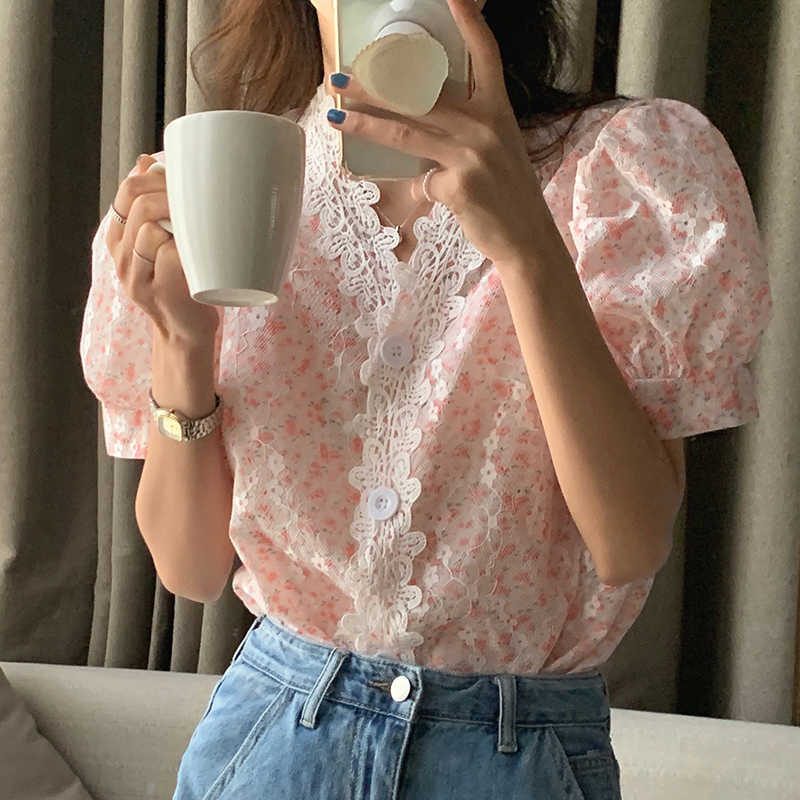Korejpaa Women Shirt Summer Korean Chic Gentle Thin V-Neck Lace Stitching Single-Breasted Puff Sleeve Small Floral Blouses 210526