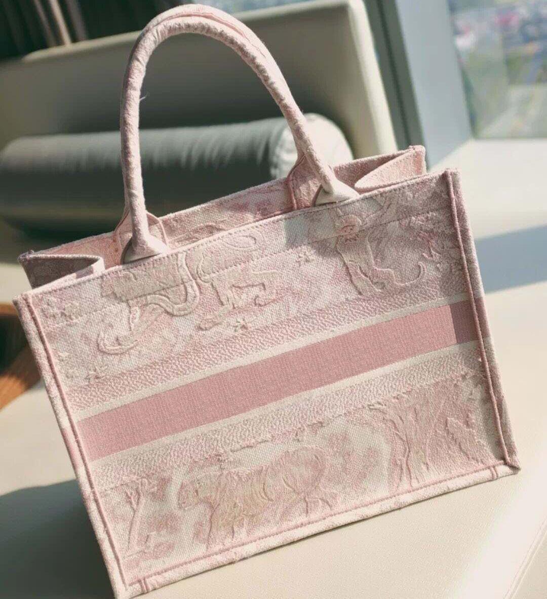 22ss 5A Purse Handbag Top Embroidered Tiger Luxury Big Brand Large Capacity Shopping Bag One Shoulder Handmade Double-sided Flower Travel #3, No bag
22ss 5A Purse Handbag Top Embroidered Tiger Luxury Big Brand Large Capacity Shopping Bag One Shoulder Handmade Double-sided Flower Travel #3, No bag