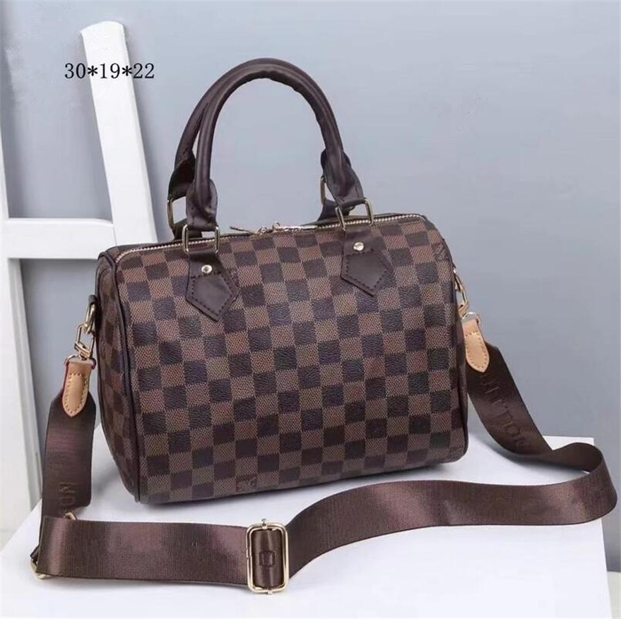 2021 Classic Shoulder crossbody bag Casual Tote lady Genuine Leather purse high quality women handbags temperament portable versatile Low price
2021 Classic Shoulder crossbody bag Casual Tote lady Genuine Leather purse high quality women handbags temperament portable versatile Low price