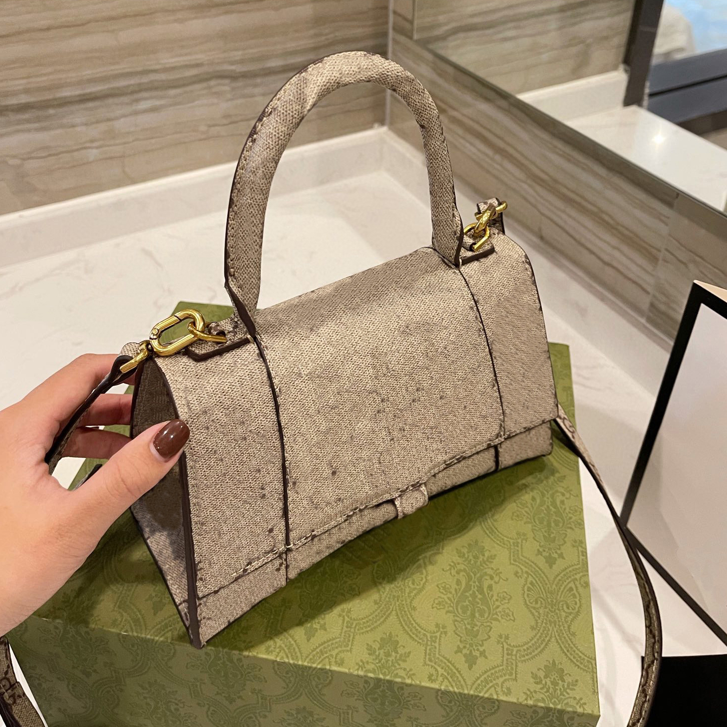 Fashion Shoulder Luxury Designer Bags Hourglass Cross body Brand Latest Handbags High Quality Chains Lipstick Purse Lady Phone Bag wallet Mini Totes women, No bags
Fashion Shoulder Luxury Designer Bags Hourglass Cross body Brand Latest Handbags High Quality Chains Lipstick Purse Lady Phone Bag wallet Mini Totes women, No bags