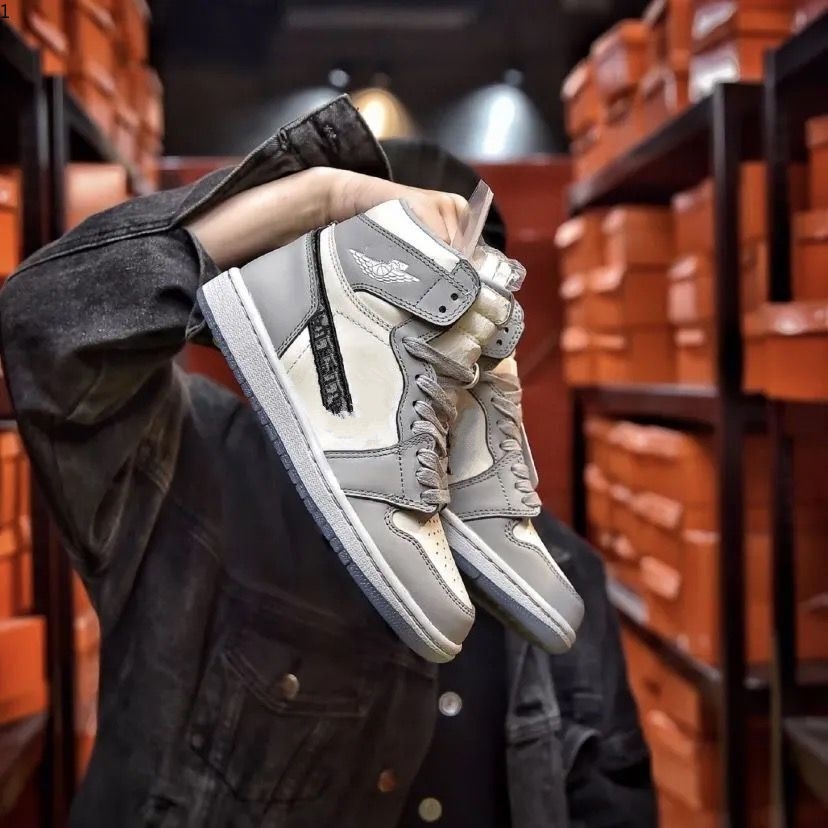 Launched in 2021, anniversary collaboration grey and white French fashion style label Kim Jones Shoe size mjjj003
Launched in 2021, anniversary collaboration grey and white French fashion style label Kim Jones Shoe size mjjj003