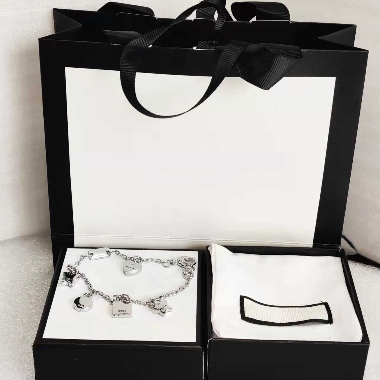 High Quality Designer Bracelet Chain SilverStar Gift Butterfly Bracelets Top Chains Fashion Jewelry Supply
High Quality Designer Bracelet Chain SilverStar Gift Butterfly Bracelets Top Chains Fashion Jewelry Supply