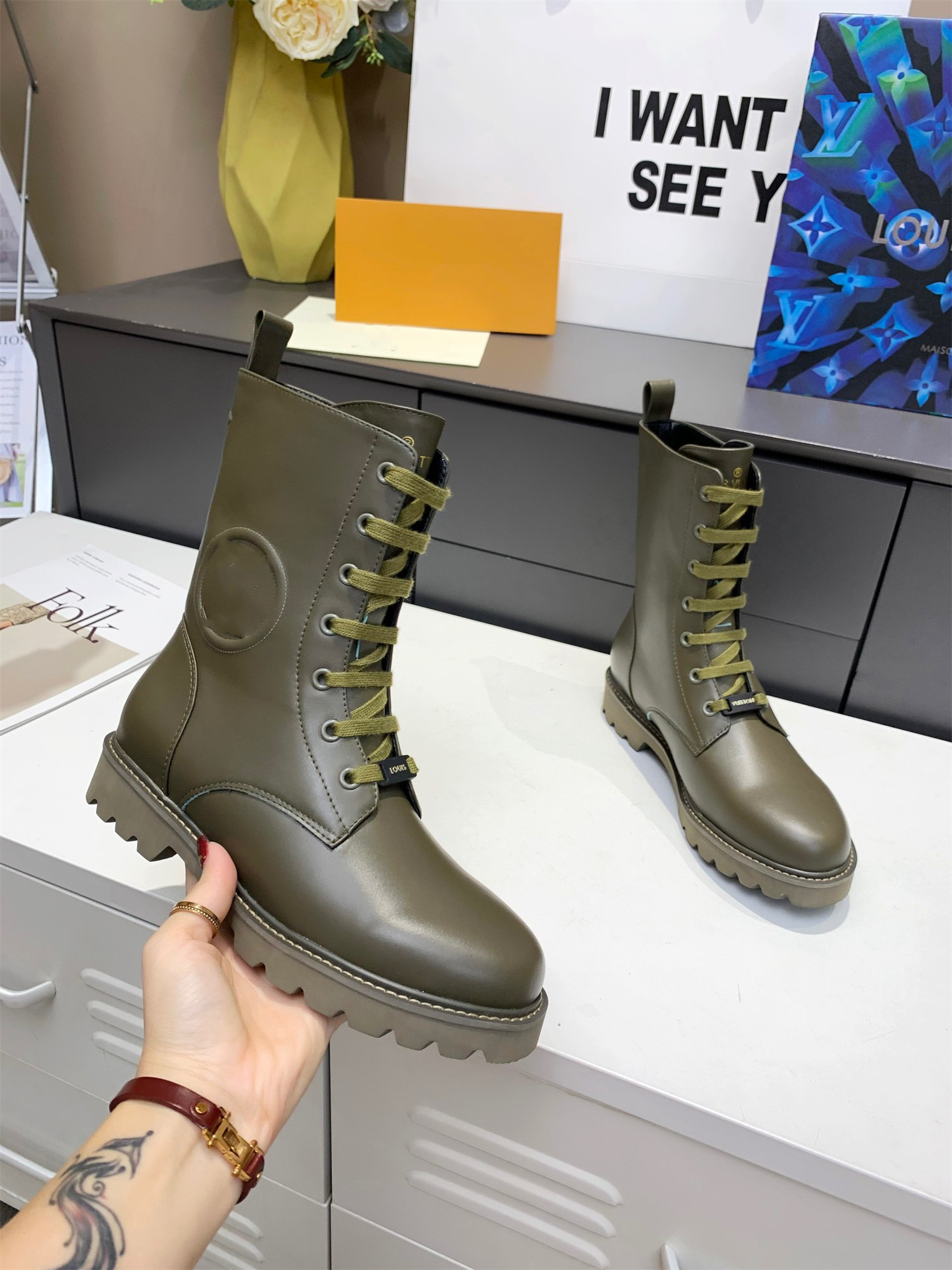luxury brand designer Leather Women boots Desert Boot flamingos Love arrow medal 100% real leathers coarse Winter designers shoes, Black
luxury brand designer Leather Women boots Desert Boot flamingos Love arrow medal 100% real leathers coarse Winter designers shoes, Black