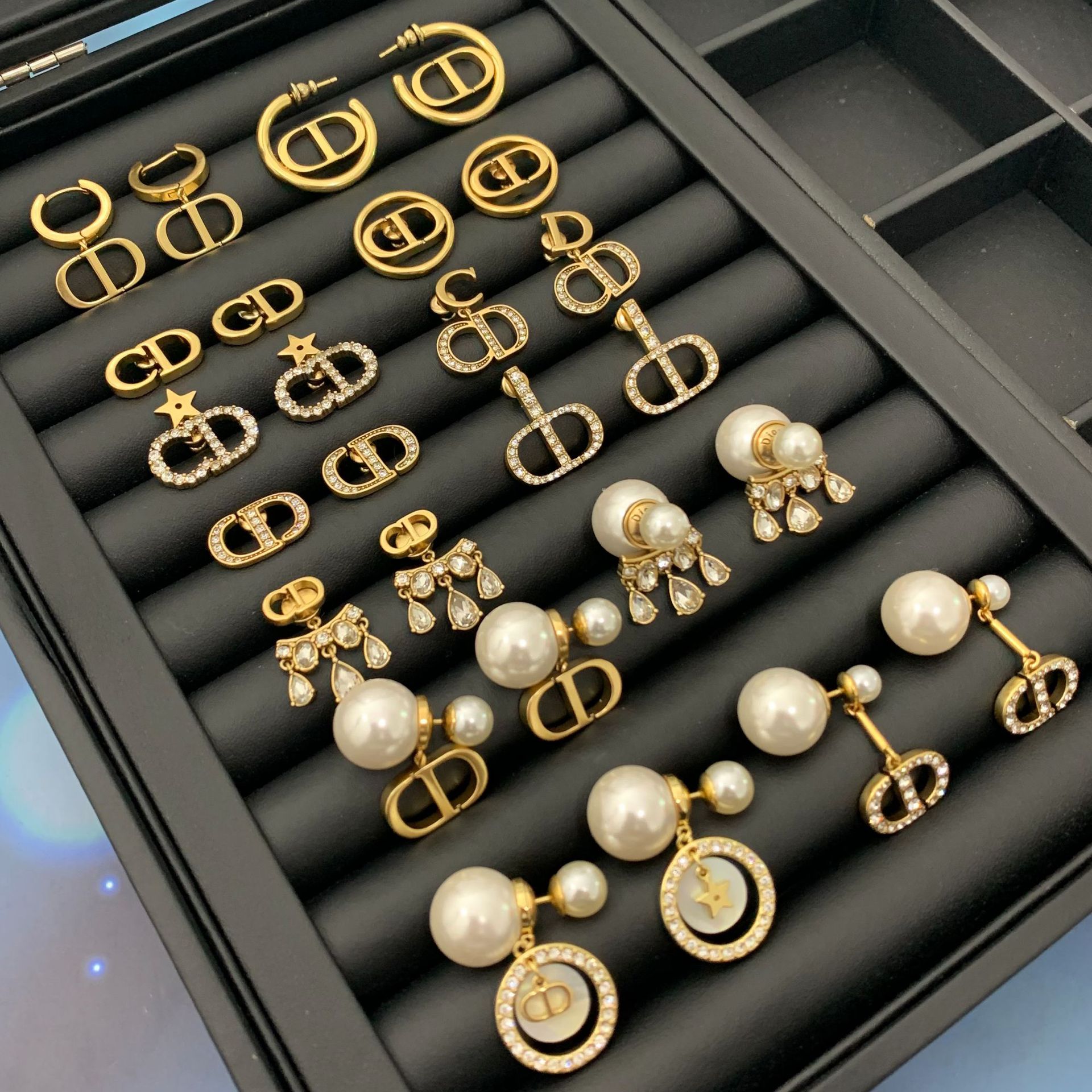 Luxury Celebrity female Stud Earrings D Letter Brass 18K gold plated Pearl Earring celeb Star High-Quality women Earrings
Luxury Celebrity female Stud Earrings D Letter Brass 18K gold plated Pearl Earring celeb Star High-Quality women Earrings