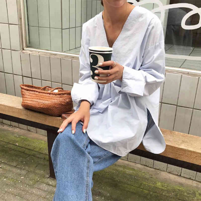 Spring Autumn Korea Fashion Women Loose V-neck Shirt Cotton Female Tops Long Sleeve Button Vintage Blouses Solid Bluse S108 210512