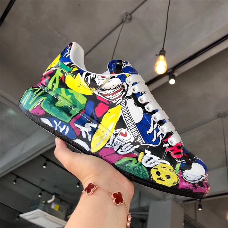 Top Quality Platform Shoes With Box Graffiti Printing Men Women Sneakers Lace Up Low Cut Leather Trainers Fashion Luxurys Designers Shoe, Black
Top Quality Platform Shoes With Box Graffiti Printing Men Women Sneakers Lace Up Low Cut Leather Trainers Fashion Luxurys Designers Shoe, Black