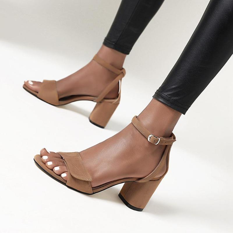 Summer Woman Shoes Square Heel Sandals Thick High Lady Buckle Cover Heels Flock Solid Color Size 34-43, Black
Summer Woman Shoes Square Heel Sandals Thick High Lady Buckle Cover Heels Flock Solid Color Size 34-43, Black