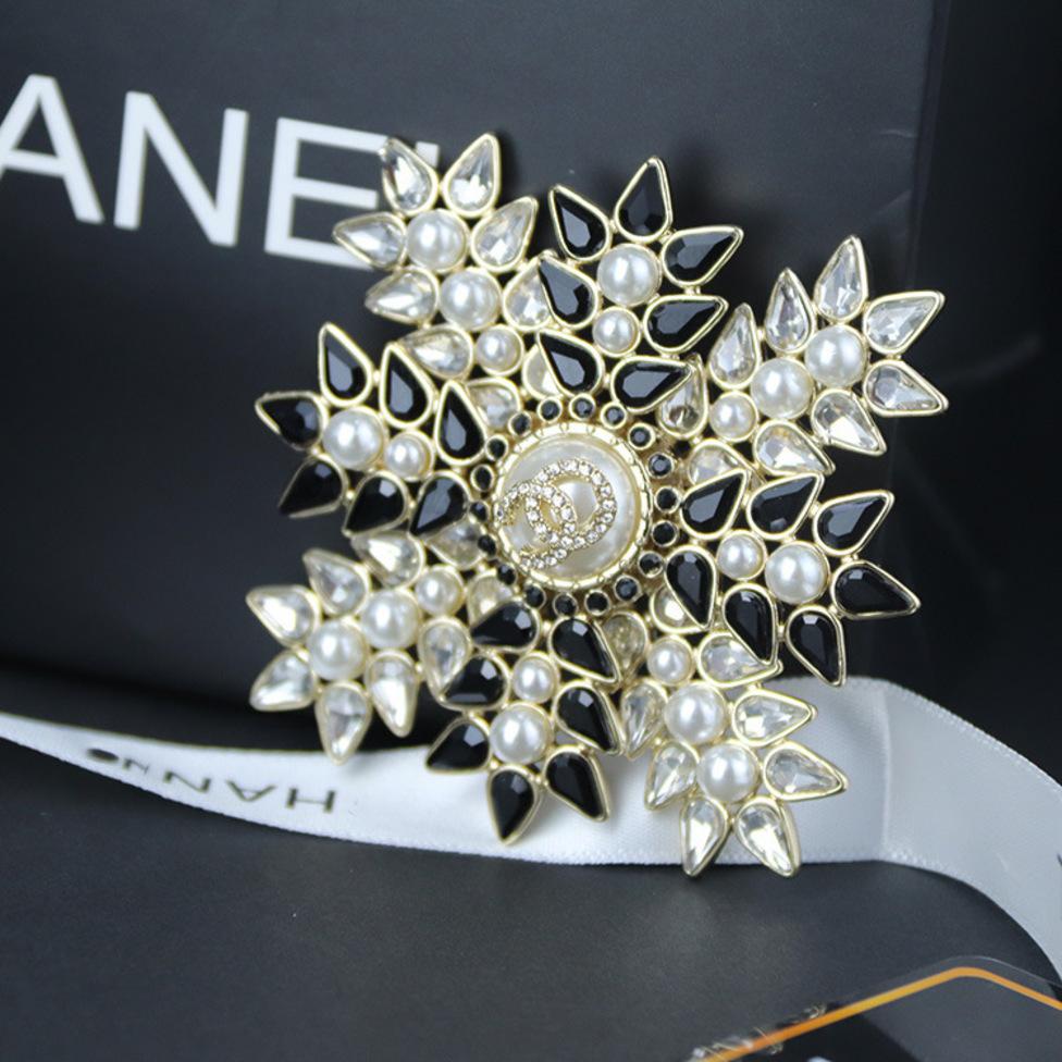 Xiangjia snowflake inlaid with Diamond Beads Xiaoxiang classic black and white fashion dress accessories Brooch, Gray
Xiangjia snowflake inlaid with Diamond Beads Xiaoxiang classic black and white fashion dress accessories Brooch, Gray