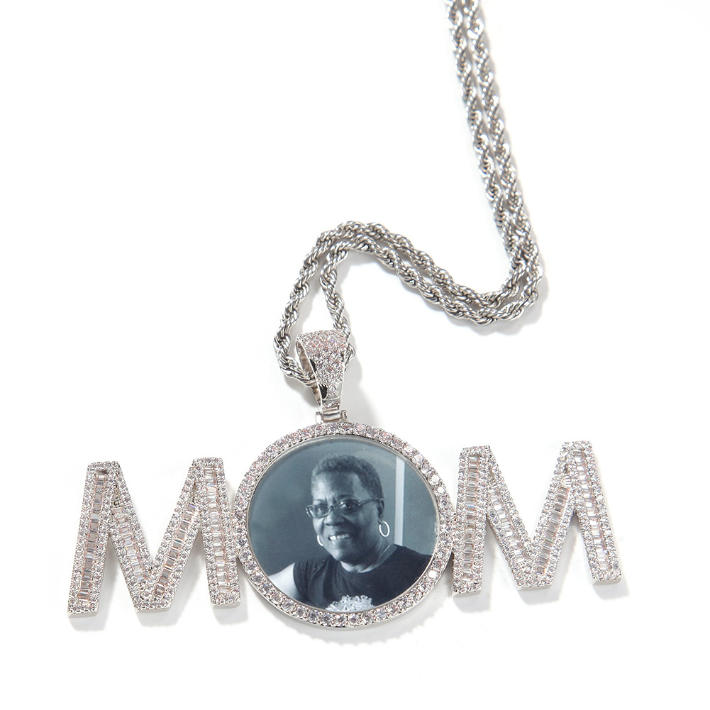 2024 Hip Hop Initial Letter MoM Custom Iced Out Round Diy Photo Pendant Necklace Twist Chain Bling Cubic Zirconia Memorial Charm Jewelry Birthday Gift