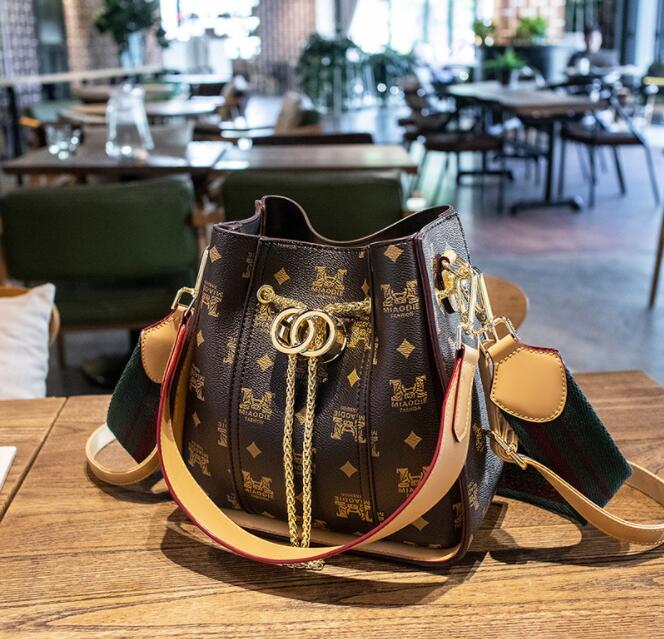Fashion Luxury Style Designer Women Shoulder Bag Lady Min Handbag Crossbody Plaid Bucket
Fashion Luxury Style Designer Women Shoulder Bag Lady Min Handbag Crossbody Plaid Bucket