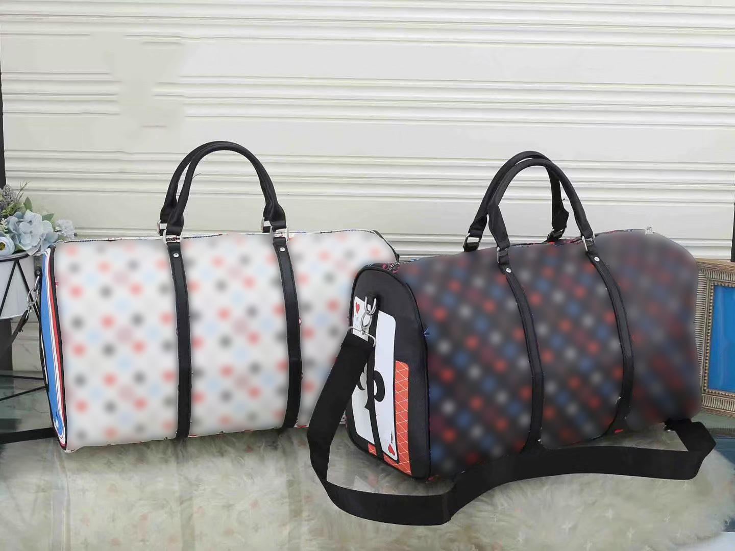 Fashion travel bags for men and women luxury handbags duffle bag playing card decorations in both sides
Fashion travel bags for men and women luxury handbags duffle bag playing card decorations in both sides