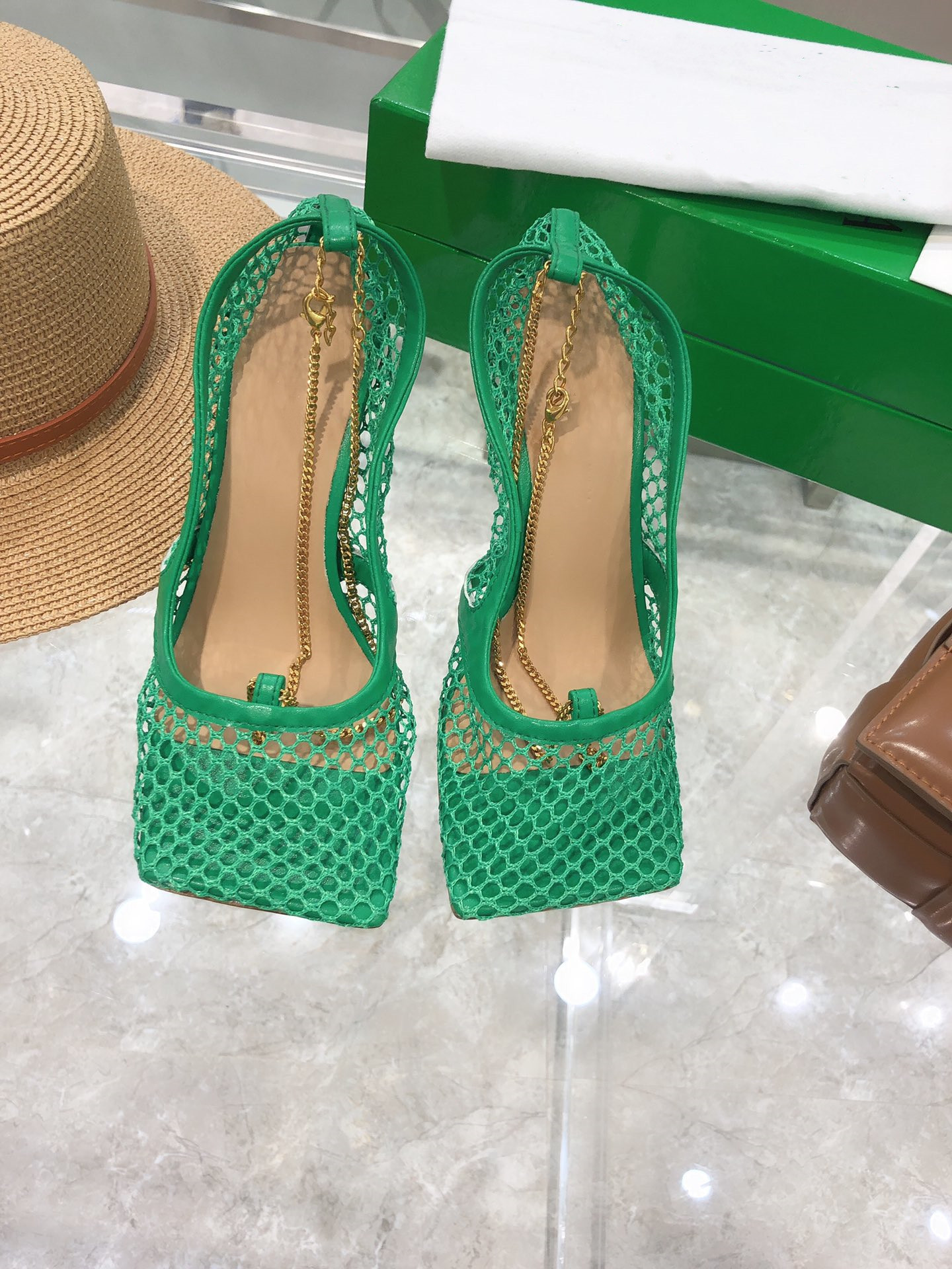 2021 Craft Knitted mesh Square head sandal heels shoes Manual Sewing Straw Mesher Whole Vamp Leather injection molding Outsole 9 cm high with brand box and dust bag, Wear stick
2021 Craft Knitted mesh Square head sandal heels shoes Manual Sewing Straw Mesher Whole Vamp Leather injection molding Outsole 9 cm high with brand box and dust bag, Wear stick