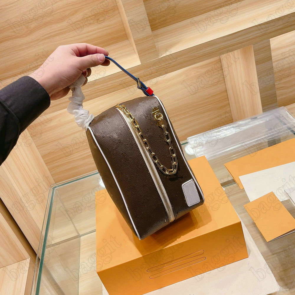 Glamourous Cloakroom Dopp Kit Bag Poche Toilette M45588 EXCLUSIVE HARDEST PIECE TO GET Mens Handbag Virgil Abloh Toiletry Cosmetic Case Wome 
Glamourous Cloakroom Dopp Kit Bag Poche Toilette M45588 EXCLUSIVE HARDEST PIECE TO GET Mens Handbag Virgil Abloh Toiletry Cosmetic Case Wome