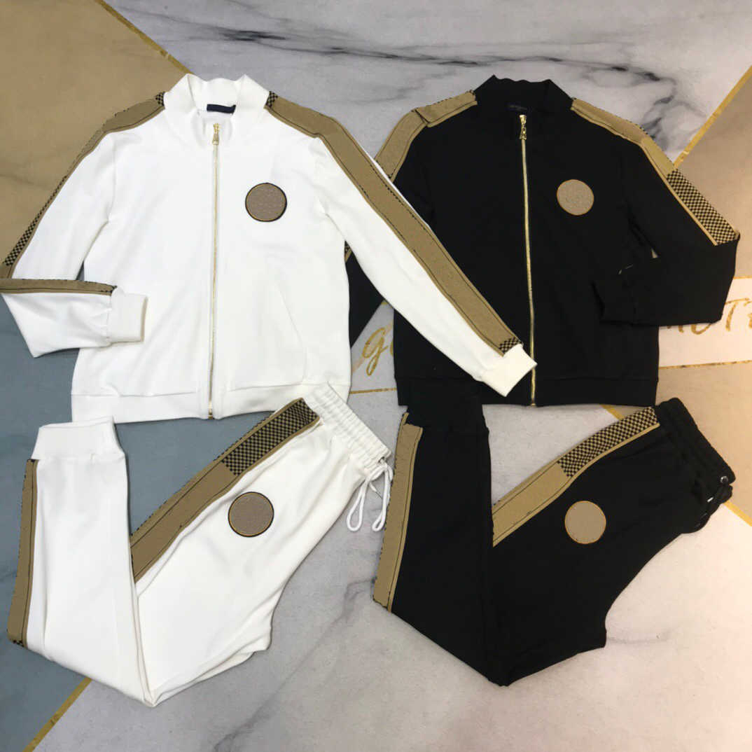 21FW designer sportswear stylist men' tracksuits classic zipper cardigan Hoodie + simple sports pants casual women' suit 2 high quality, White
21FW designer sportswear stylist men' tracksuits classic zipper cardigan Hoodie + simple sports pants casual women' suit 2 high quality, White